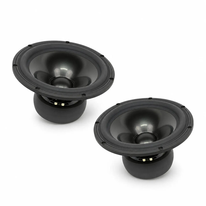 Dos subwoofers Scanspeak Revelator 26W/4867T00 con conos redondos y marcos de montaje, angulados en blanco, perfectos para cualquier sistema de audio de gama alta.