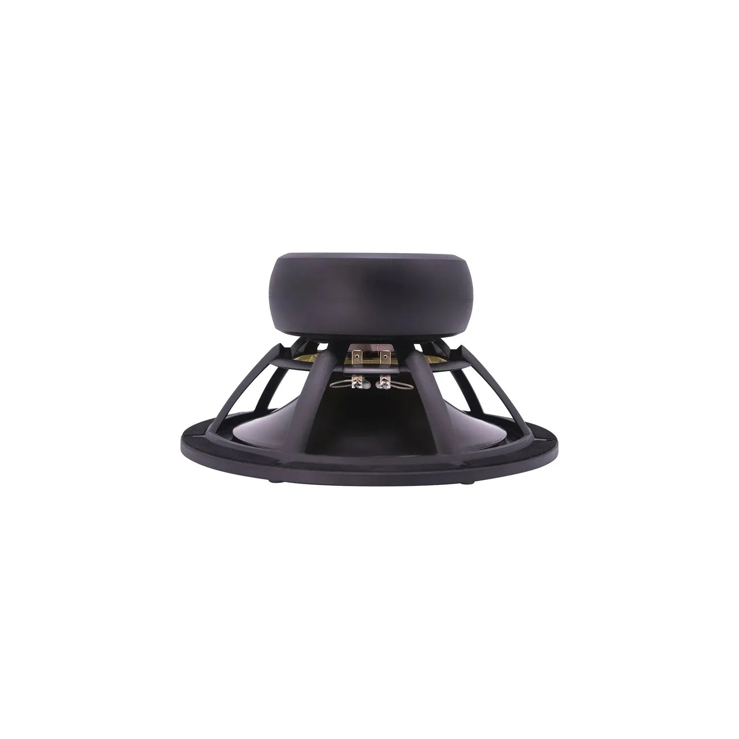 Le Scanspeak Revelator 26W/8867T00 est un caisson de basses noir de 10 pouces doté dun cône en aluminium ; on le voit ici vu de dos, mettant en évidence son aimant, son cadre et ses bornes sur un fond blanc.