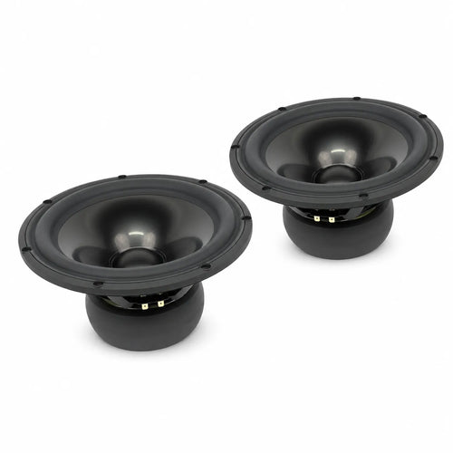 Deux subwoofers noirs Scanspeak Revelator 26W/8867T00 sont orientés lun vers lautre sur un fond blanc.