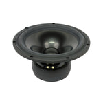 Un gros plan sur le caisson de basses Scanspeak Revelator 26W/8867T00 de 10 pouces met en valeur sa membrane en aluminium et ses composants de base sur un fond blanc.