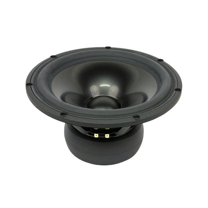 Un gros plan sur le caisson de basses Scanspeak Revelator 26W/8867T00 de 10 pouces met en valeur sa membrane en aluminium et ses composants de base sur un fond blanc.