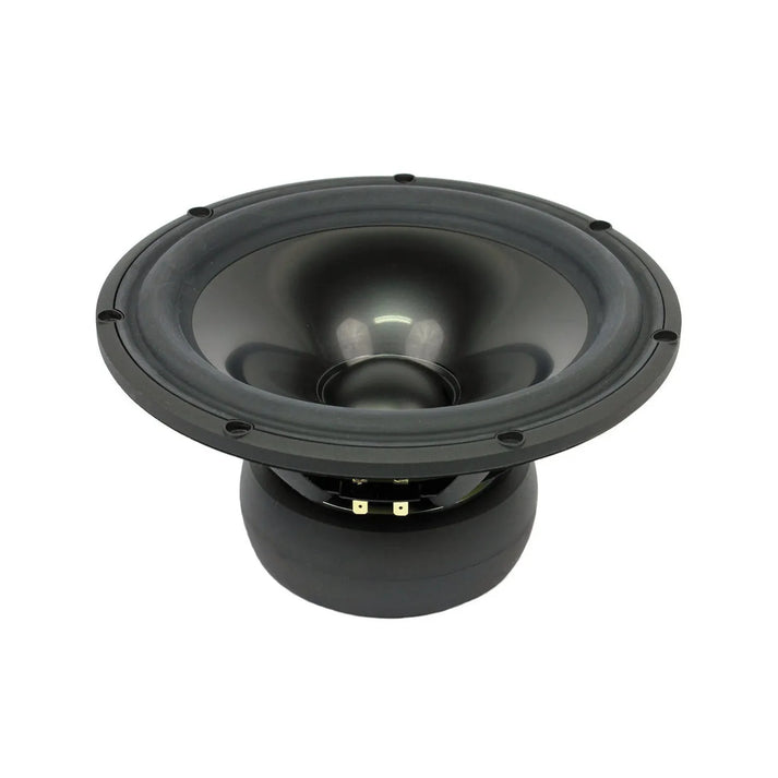 Un gros plan sur le caisson de basses Scanspeak Revelator 26W/8867T00 de 10 pouces met en valeur sa membrane en aluminium et ses composants de base sur un fond blanc.