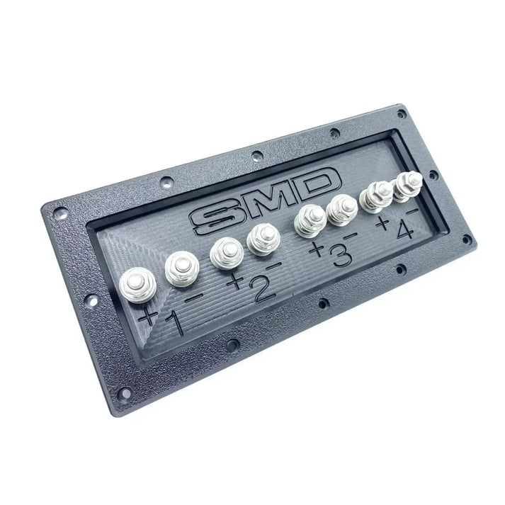 Il morsetto SMD Heavy Duty 4-fach è un blocco nero rettangolare con otto montanti in acciaio inox per il cablaggio di quattro connessioni per subwoofer +1, -1, +2, -2, +3, -3, +4, -4.