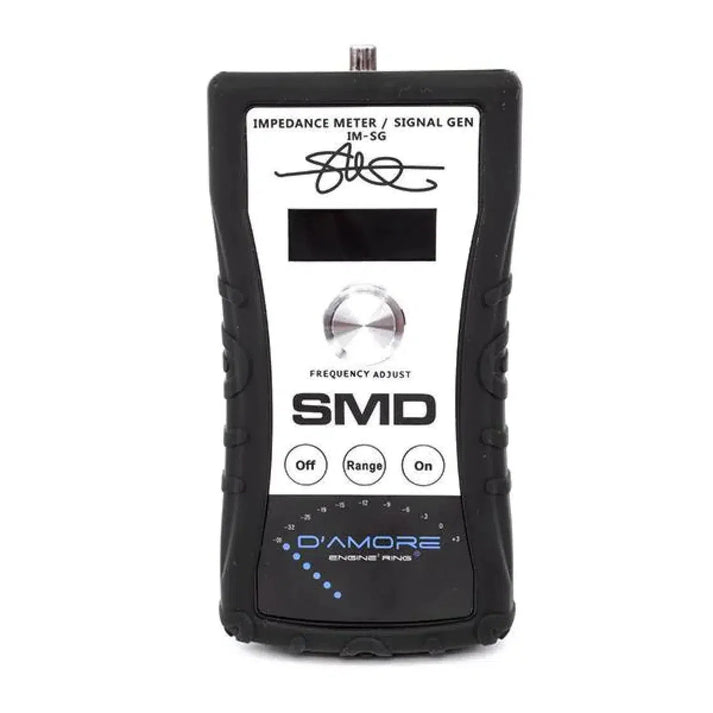 Lo SMD IM-SG+ è un tester di impedenza portatile con pulsanti Off, Range e On, un selettore di frequenza, uno schermo di visualizzazione e un generatore di onde sinusoidali a frequenza audio integrato.