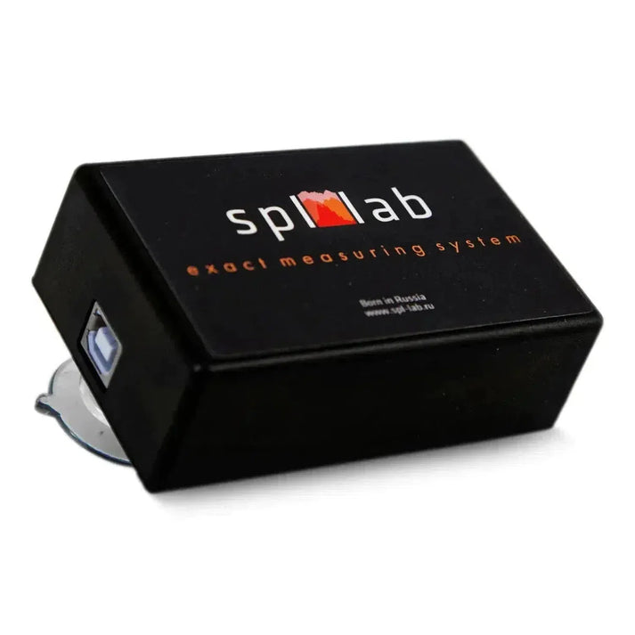 LSPL Lab USB Bass Meter SE, un misuratore rettangolare nero con ventosa per la misurazione della pressione sonora, è mostrato su uno sfondo bianco.