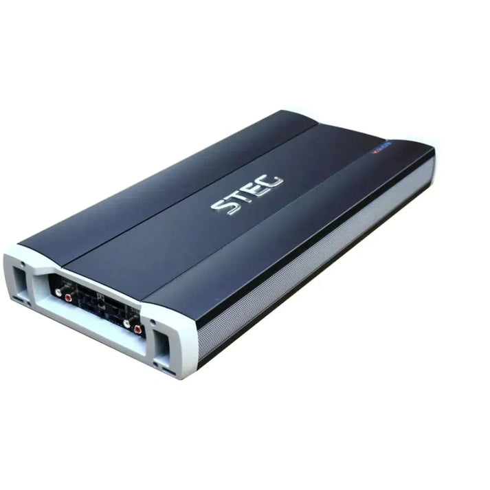 Le Steg K2.03 est un amplificateur Car-Hifi à 2 canaux, noir et argenté, avec des connecteurs visibles à une extrémité, sur fond blanc.
