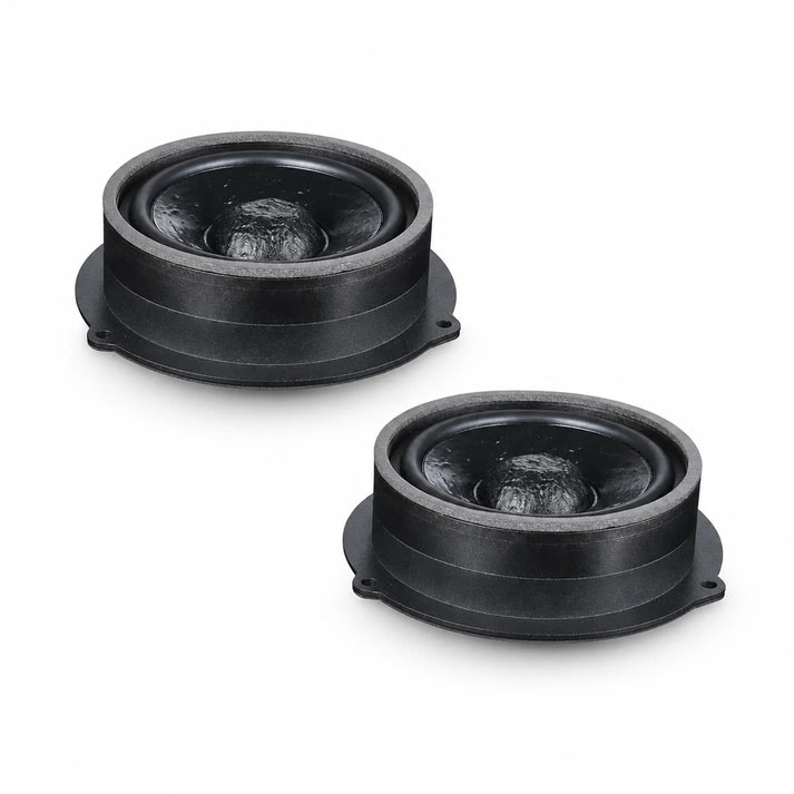 Dos altavoces redondos negros Steg MA6C de 165 mm Audi-Tiefmitteltöner con conos visibles están colocados en diagonal y ligeramente inclinados sobre un fondo blanco.