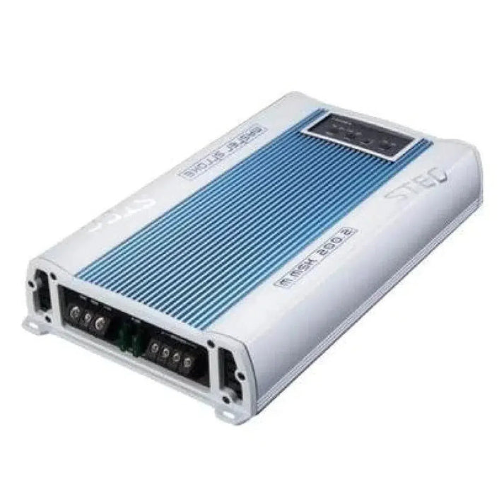 Amplificateur audio de voiture Steg Masterstroke MSK 200.2 de classe D, blanc et bleu, avec bornes dentrée/sortie, sur fond blanc.