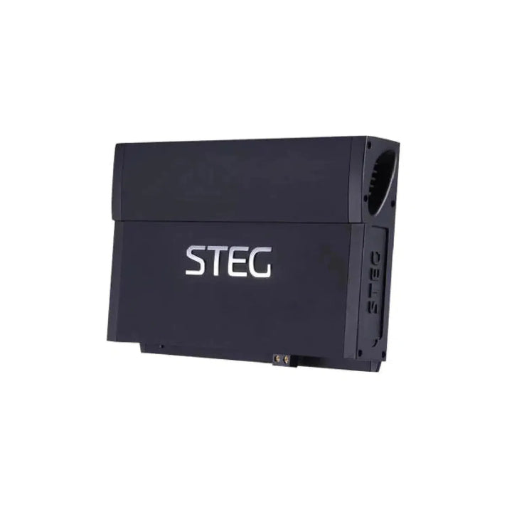 Un amplificateur DSP à 8 canaux Steg SDSP-10 noir, connu pour sa haute qualité sonore, est présenté sur un fond blanc uni.