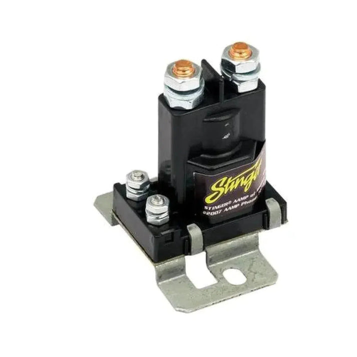 The Stinger SGP38 - 80A is a black/silver relay with top bolts, metal mounting bracket, and durable wasserbeständiger Phenolharz-Kunststoff housing.