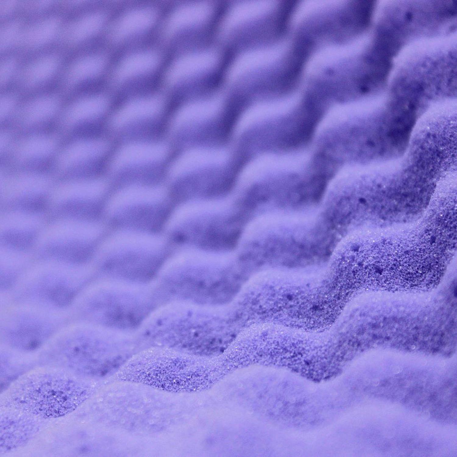 Primo piano della schiuma viola STP Biplast Wave 15, che mostra il suo motivo ondulato, pensato per lassorbimento acustico o lammortizzazione.