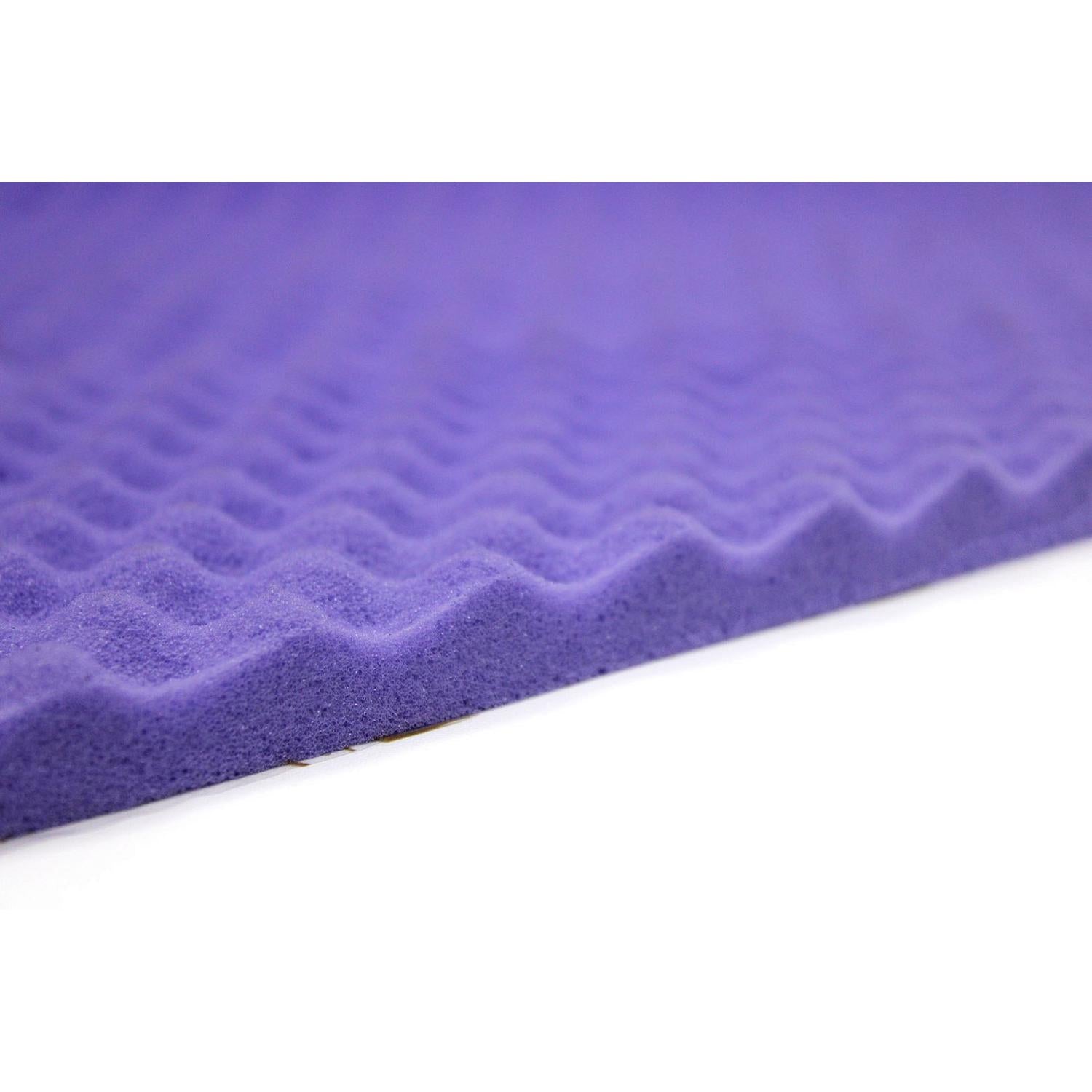Primo piano di STP Biplast Wave 15, un tappetino in schiuma acustica viola in poliuretano, utilizzato per la biancheria da letto, lisolamento acustico o lattenuazione del rumore nel settore automobilistico.