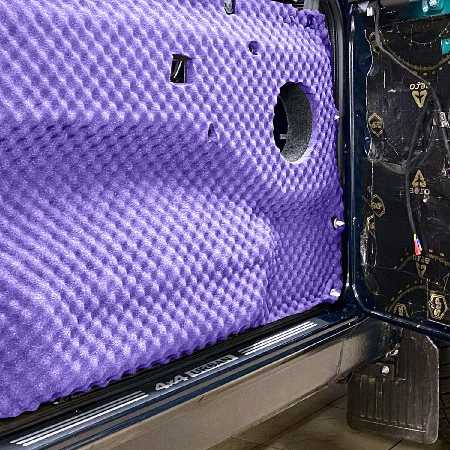 Linterno di una portiera di auto con un isolante acustico STP Biplast Wave 15 di colore viola, con unapertura circolare e cavi e componenti a vista.