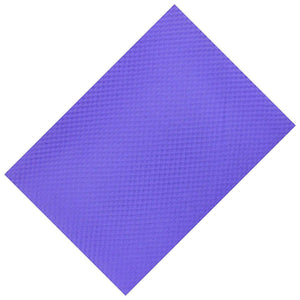 El STP Biplast Wave 15 es una lámina rectangular de espuma acústica de color morado con una superficie texturizada, colocada en ángulo sobre un fondo blanco para lograr una absorción acústica eficaz.
