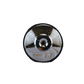 Un subwoofer Sundown Audio Zv7 18 lucido e rotondo con un motivo geometrico metallico e letichetta Zv7 18 vicino alla parte inferiore, su uno sfondo bianco.