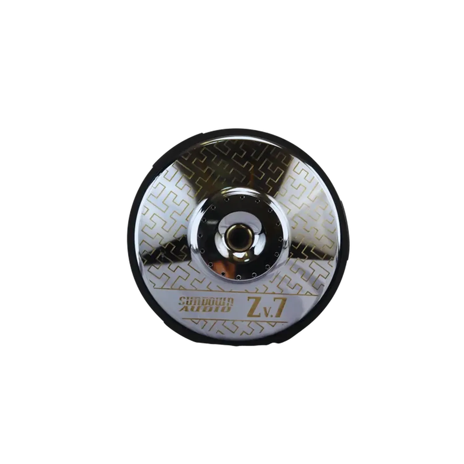 Un subwoofer Sundown Audio Zv7 18 lucido e rotondo con un motivo geometrico metallico e letichetta Zv7 18 vicino alla parte inferiore, su uno sfondo bianco.