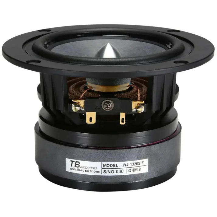 Gros plan sur un haut-parleur de médium Tang Band W4-1320SIF de 4 pouces avec une membrane en métal noir et des bornes de connexion.