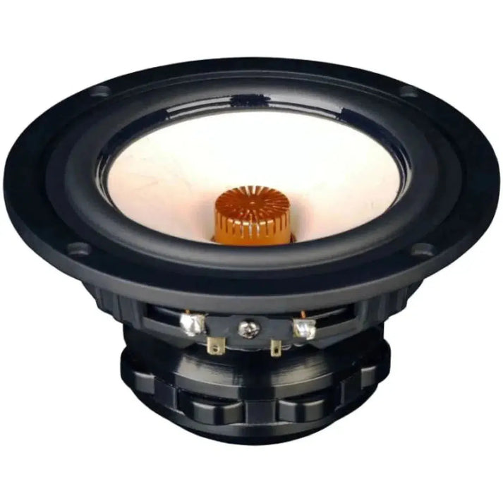 Un primer plano de un altavoz de medios Tang Band W5-1880 muestra su transductor negro redondo, la bobina de cobre, el imán de neodimio y los orificios de montaje en el borde.