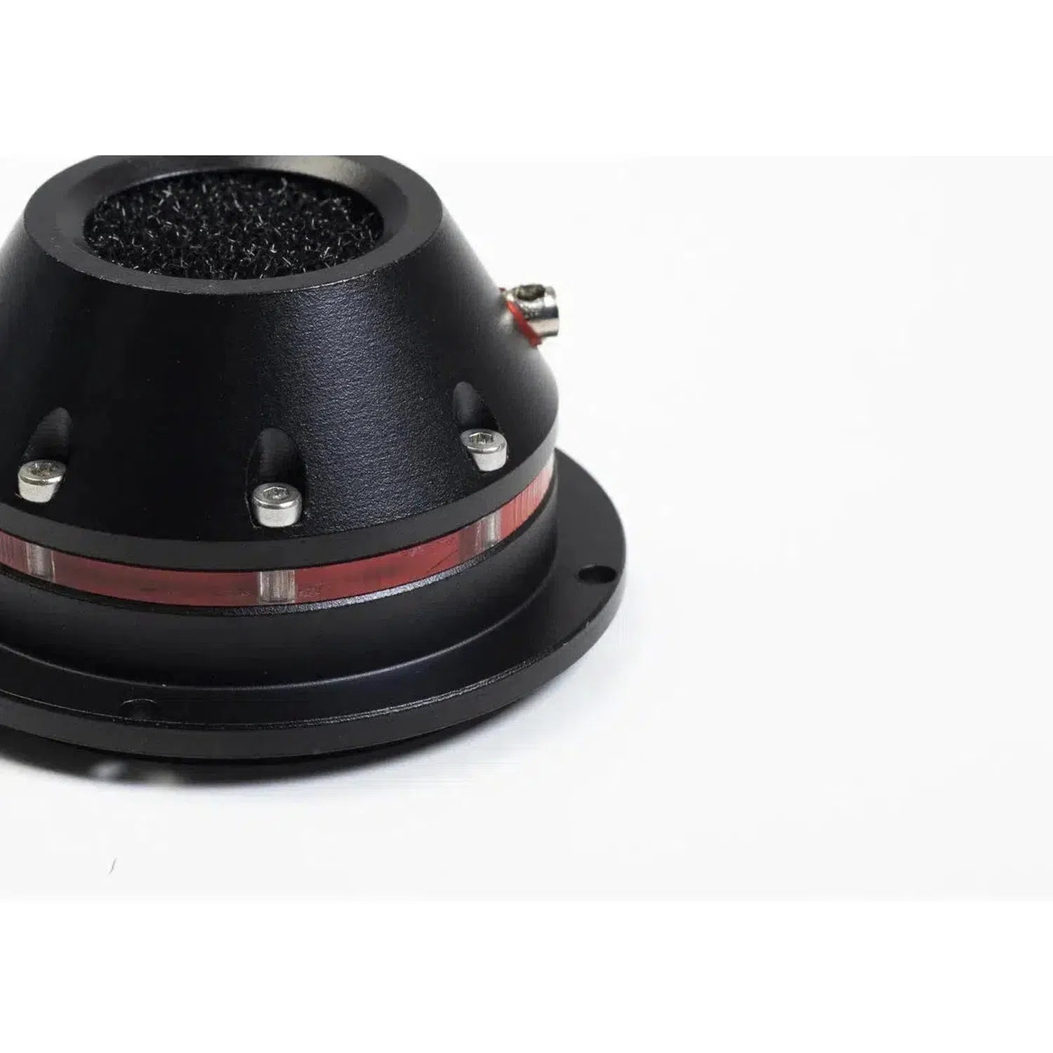 Un primer plano del CVEN1SQT-V9 Kalotten-Hochtöner negro de Vibe Audio, con tornillos visibles y un anillo rojo, handgefertigt in Großbritannien, vor weißem Hintergrund.