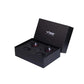 Una caja negra Vibe Audio CVEN1SQT-V9 se abre para revelar componentes de audio fabricados en el Reino Unido, incluido un tweeter de cúpula, colocado en espuma con el logotipo dentro de la tapa.