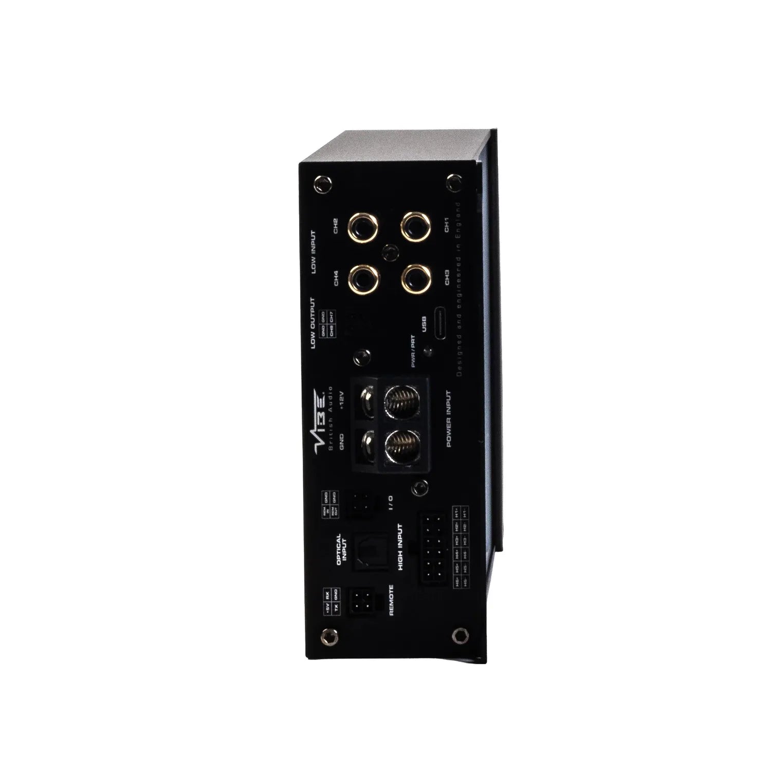 Il Vibe Audio Powerbox 80.6-8DSP V5 è un mini amplificatore di classe D di forma rettangolare di colore nero con connettori etichettati, interruttori di controllo, porte I/O multiple e streaming Bluetooth, mostrato in verticale.