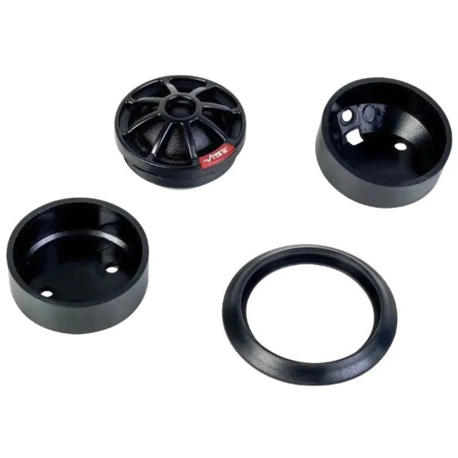 Sono mostrati quattro componenti automobilistici in plastica nera, tra cui un tappo di ventilazione e due alloggiamenti, ideali come Ersatz für Werkslautsprecher o Kalotten-Hochtöner: Slick 1-V7 di Vibe Audio.