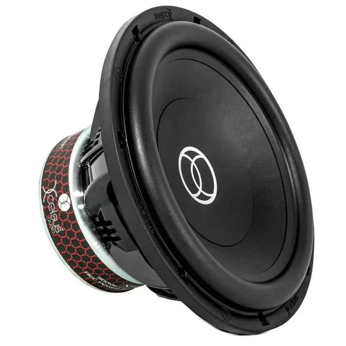 El subwoofer Xcelsus Ultra SQL XSS12 presenta un diseño circular en negro y rojo, detalles metálicos, patrones laterales y ofrece un potente audio de 850 W RMS.