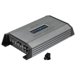Un amplificador monobloque de clase D Hifonics Zeus ZXR1200/1v2 plateado con múltiples controles y puertos, que se muestra junto a un pequeño mando a distancia negro.