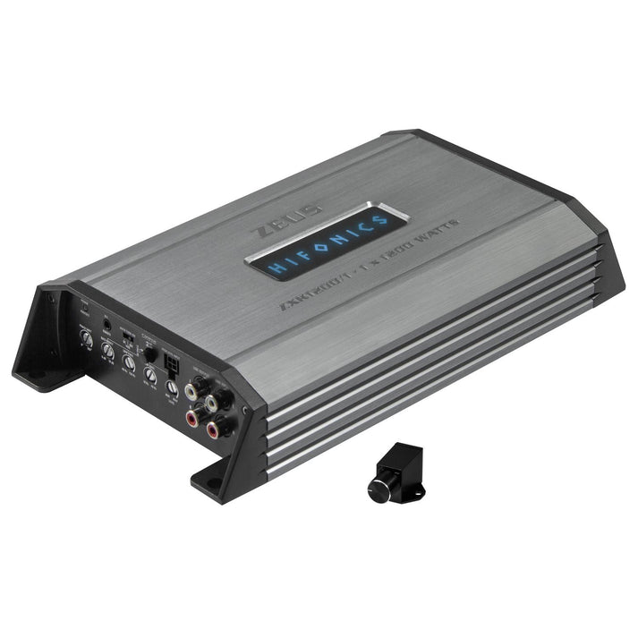 Un amplificador monobloque de clase D Hifonics Zeus ZXR1200/1v2 plateado con múltiples controles y puertos, que se muestra junto a un pequeño mando a distancia negro.